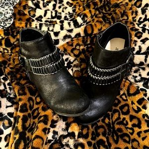Like new 6 1/2 JUSTFAB Black bootie with braided heal and 2 chain front